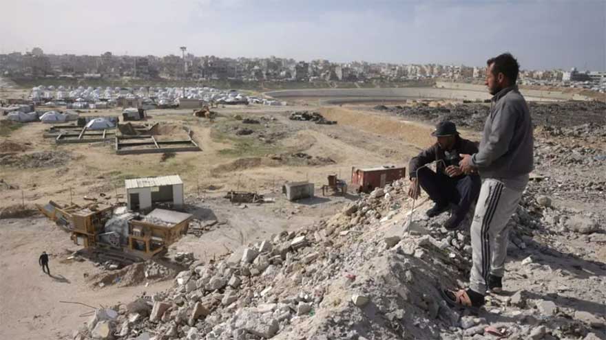 Trapped under Israeli bombardment, Gazans fear the 'new border'