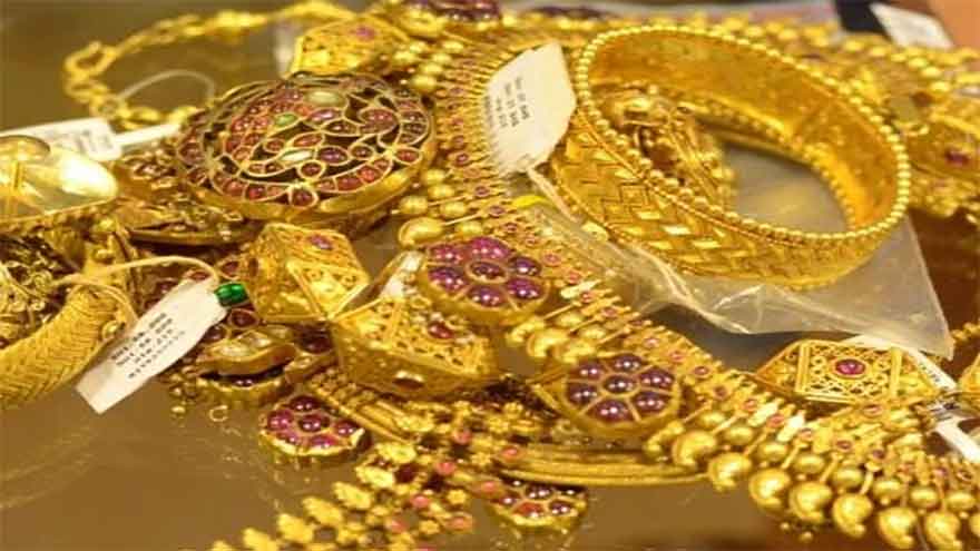 Gold prices fall by Rs2,700 per tola after recent surge