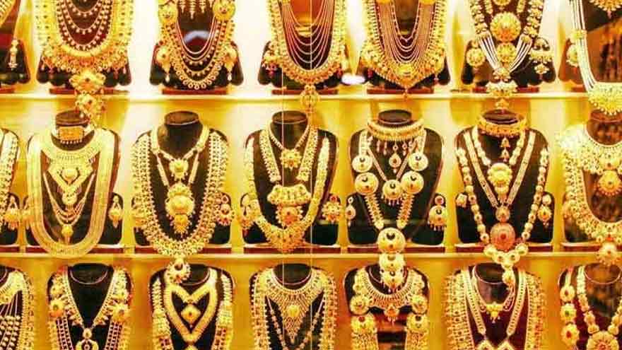 Gold prices fall by Rs400 per tola in Pakistan
